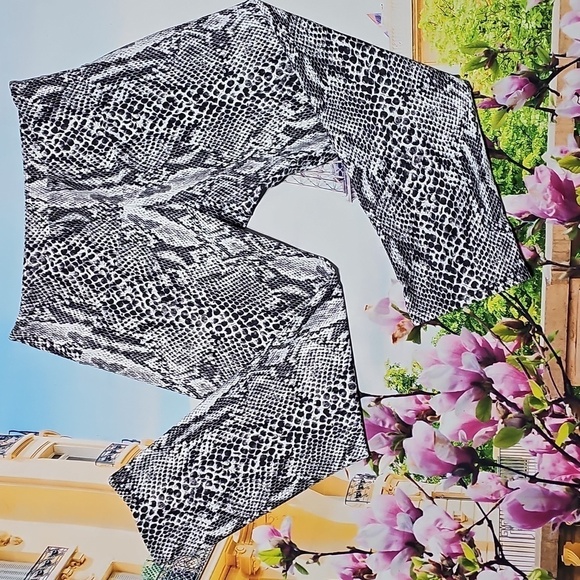 Onzie Animal Print Crop Leggings Size S/M - Picture 1 of 4
